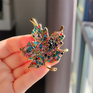 新入荷中空グリーンフラワーブローチ高級女性用クリスタル金メッキ合金ウェディングギフト - Product Image 5