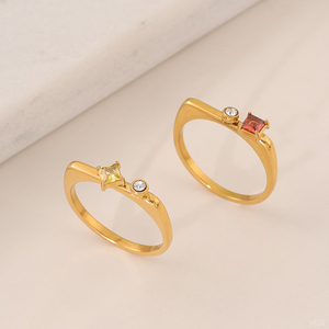 Anello a D in Acciaio Inossidabile Placcato Oro 18K PVD di Alta Qualità con Zirconi Incastonati per Donna, Gioielli all'Ingrosso - Product Image 3