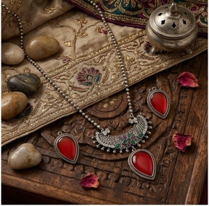 Conjunto de Collar con Colgante de Piedras Rojas y Verdes de Diseño DIVYORO, Joyería Elegante Oxidada con Pendientes - Product Image 2
