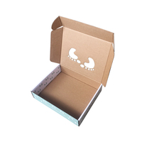 Boîte cadeau personnalisée vert menthe pour bébé, forme avion, fenêtres à empreintes de pieds, pelliculage mat pour langes en coton biologique et chaussettes en fourrure