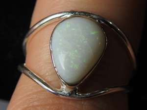 Anillo de Ópalo Multicolor Australiano con Engaste de Puntas - Anillo de Boda de Plata - Talla 5 de EE. UU. Hecho a Mano Clásico Certificado por Terceros - Product Image 4