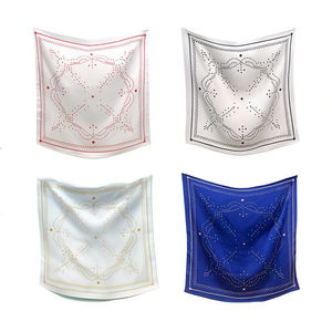 Fazzoletto quadrato piccolo Archer 70x70 cm con motivo a pois bianchi, rossi e blu per donna, accessorio moda - Product Image 1