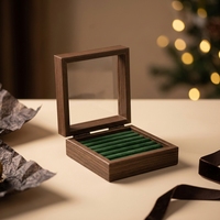 Boîte à bijoux carrée de luxe en bois de noyer George avec logo personnalisé, fermeture à boucle, organisateur de bagues et bracelets, vitrine en verre, petite taille