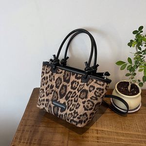 Bolso de Hombro de Gran Capacidad a la Moda para Mujer. Textura con Patrón de Leopardo. Se Puede Transportar a Mano o Llevar Cruzado al Hombro.8003 - Product Image 4