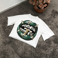T-shirt court Y2K Streetwear en coton décontracté à col ras du cou et épaules tombantes, avec imprimé graphique 3D lèvre de crocodile verte et croix, et ourlet effiloché