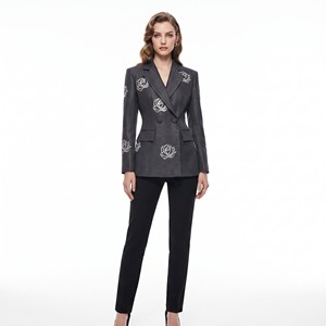 Completo da Donna Grigio Antracite Elegante con Ricamo Rosa Argento, Blazer Doppiopetto e Pantaloni, Abbigliamento Formale da Ufficio e Lavoro - Product Image 1