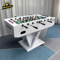 Vente directe d'usine, table de football moderne et luxueuse en bois de chêne massif blanc ou à motif bois, avec 3 ballons de football