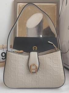 2025 Neue J Klassische Unterarm-Satteltasche Damen Trendige Ketten-Umhängetasche Urbaner Schlichtheit Klettverschluss Schultertasche - Product Image 2