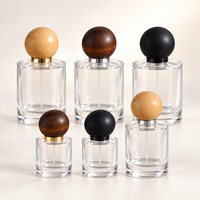Flacon pulvérisateur de parfum cylindrique en verre transparent personnalisé de 30 ml, 50 ml, 100 ml avec bouchon à bille en bois pour l'emballage de parfums