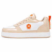 Chaussures de skate en cuir verni brillant, personnalisables OEM, baskets de court beige nude et blanches, chaussures à plateforme plate avec badge orange