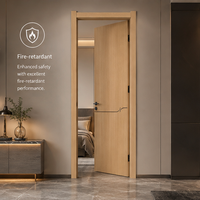 Porte en panneau plat en composite bois-plastique (WPC) écologique avec design à lignes courbes, décoration minimaliste, apparence tendance, fabrication en usine