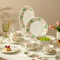 Service de table en céramique classique 2026 avec motifs floraux en relief, vaisselle décorative sous glaçure colorée, assiettes compatibles micro-ondes, vente en gros