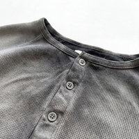 Camisa Henley Personalizada OEM/ODM de Estilo Vintage, Tejido Waffle, Manga Larga, Corte Holgado, con Botones, Lavado Ácido, Estilo Urbano, Camisa Térmica Waffle para Hombre