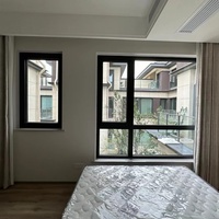 Grande fenêtre à battant en alliage d'aluminium avec cadre renforcé à nervures, design moderne pour murs extérieurs de villas et salles de bain