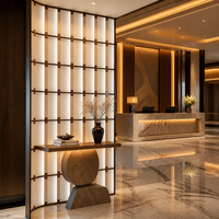 Paravent incurvé rétroéclairé à lattes, ton bois, grille avec accents bronze, éclat chaud, personnalisé pour hôtels et villas