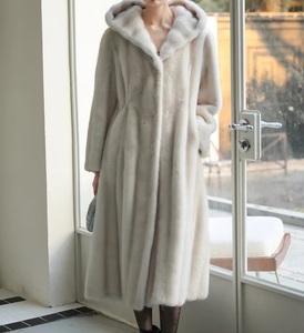 Manteau long en fausse fourrure épaisse et ajustée, blanc, taille cintrée, fourrure écologique, une pièce, vintage, hiver 2025 - Product Image 3