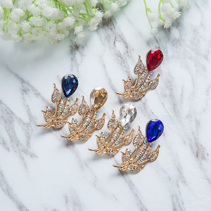 Broche coréenne haut de gamme en alliage d'or avec cristaux colorés, vente en gros de broches et épingles - Product Image 6