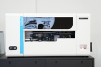 Imprimante UV industrielle rotative à 360 degrés Xinmei pour bouteilles, gobelets et cylindres, avec vernis blanc
