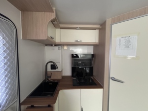 Caravane de luxe à double essieu pour 4 personnes, en aluminium, avec <span class=keywords><strong>auvent</strong></span> électrique et suspension indépendante pour le <span class=keywords><strong>camping</strong></span> en <span class=keywords><strong>camping</strong></span>-<span class=keywords><strong>car</strong></span> - Product Image 4