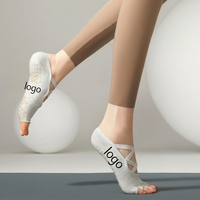 Chaussettes de Pilates respirantes en tricot pour femme, antidérapantes, à bout ouvert, avec sangle croisée, semelle en coton pour le yoga, la barre, le studio et l'entraînement fitness