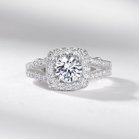 Bague de fiançailles en argent sterling S925 avec moissanite ronde couleur D VVS1, halo torsadé et sangle fendue