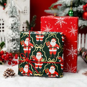 Rouleau de papier cadeau de Noël réversible 17 pouces x 33 pieds avec feuille d'or, motif Père Noël, cheminée et sapins de Noël - Product Image 1