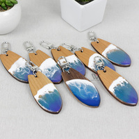 Porte-clés en bois en forme de planche de surf, avec motif vague océanique en résine, pour cadeaux de fête estivale sur la plage, souvenirs Luau Hawaï, vente en gros