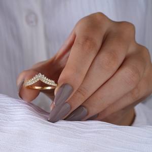 แหวนเพชรทรงตัววีสีทองหรูหราสำหรับผู้หญิง ดีไซน์แหวนสวมใส่สบาย น้ำหนักเบา เหมาะสำหรับสาวๆ เครื่องประดับแฟชั่นที่กำลังเป็นที่นิยม - Product Image 4