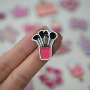 Adesivi Metallici Smaltati Y2K Coquette per Telefono: Cuore, Lecca-lecca, Gelato, Fiore, Occhiali da Sole, Benda - Spilla Autoadesiva all'Ingrosso - Product Image 3