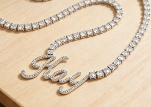 จี้ห้อยคอแบบปรับแต่งชื่อได้ <span class=keywords><strong>Hiisees</strong></span> ชุบทอง 18K พร้อมสร้อยคอเทนนิสประดับเพชร CZ สำหรับผู้หญิงผู้ชาย ทำจากทองเหลืองและเพชรซิร์คอน เหมาะสำหรับเป็นของขวัญ - Product Image 3