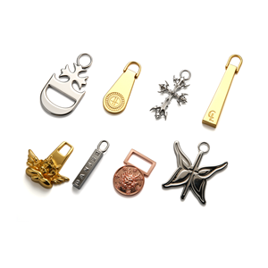 Bán Buôn Tùy Chỉnh Hình Dạng Không Thường Xuyên Thiết Kế Trang Trí Màu Treo Thẻ Kẽm Hợp Kim Kim Loại Nhãn Cho Túi Xách Da - Product Image 1
