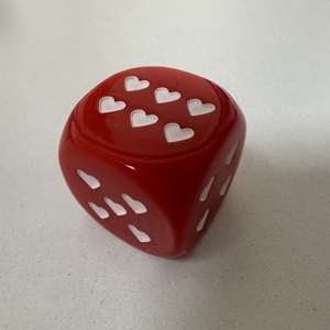 Set di Dadi Personalizzati, Fornitura Diretta dalla Fabbrica, Dadi Acrilici Rossi a Forma di Cuore 20mm, D6 con Angoli Arrotondati per Giochi da Tavolo - Product Image 3