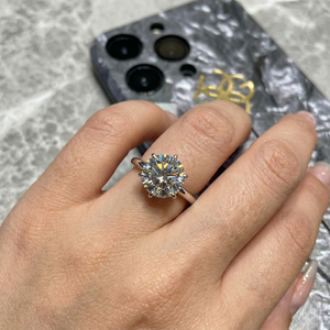 Anillo moderno de platino con diamantes, con un brillo discreto y una banda de ajuste cómodo y suave, para compromiso y elegancia diaria. - Product Image 6