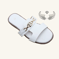 Sandales plates décontractées d'été pour femmes, élégantes et durables, à bout ouvert, avec détails métalliques