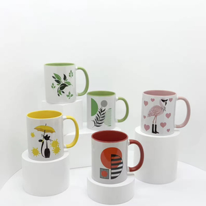 Mug en céramique pour café et thé au design contemporain, apparence personnalisable, intérieur et poignée colorés - Product Image 1