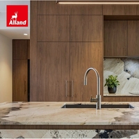 Meubles de cuisine inspirés du mobilier, placage noyer, avec rangement intégré, porte coulissante, panneau plat et îlot