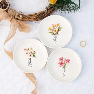 Bandeja de joyería de cerámica clásica con flor de nacimiento personalizada, plato de anillo personalizable, nombre grabado, POD, regalo del Día de la madre a pedido - Product Image 2