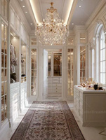 Système de dressing sur mesure en bois massif blanc de style néo-classique britannique avec portes vitrées pour dressing de luxe