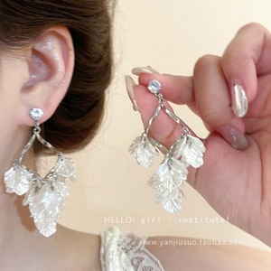 Boucles d'oreilles clous OEM en alliage d'argent S925, motif cœur-fleur, avec pompon et perle haut de gamme, design de niche élégant et polyvalent pour femme - Product Image 2