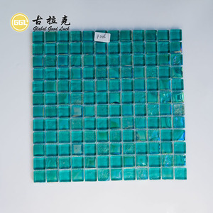 Tuiles de mosaïque en verre iridescent vert émeraude scintillant, carrées 300*300mm, pour la conception de piscines de luxe - Product Image 4