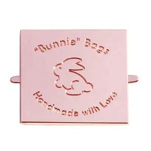 Chất Lượng Cao Sang Trọng Kim Loại Vali Nhãn Tùy Chỉnh Riêng Tấm Vàng Logo Hình Vuông Khắc Tên Tag Mềm Máy Giặt Bao Gồm - Product Image 1