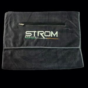 Serviette de sport en microfibre personnalisée avec logo et poche zippée - Product Image 1