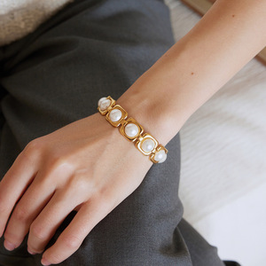 Brazalete con Imitación de Perlas en Tono Dorado, Joyería de Moda Geométrica para Mujer - Product Image 2