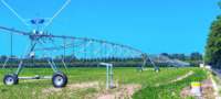 Système d'irrigation à déplacement linéaire latéral pour remplacer le pivot central pour une couverture complète des champs en agriculture de grande envergure