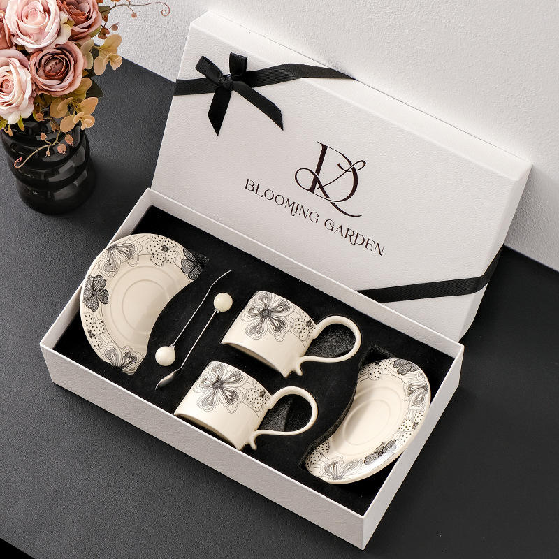 Double cups and saucers + double spoons + gift box