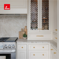 Cuisine minimaliste Alland pour maison de plage, armoire encastrée avec tiroirs sur mesure à queue de pie, porte en verre fumé et verre cannelé