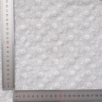 OEM personnaliser blanc évider dentelle brodée floral dentelle tissu de broderie pour robe de dame