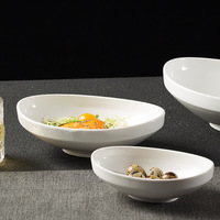 Assiette de service ovale minimaliste en céramique, design émaillé blanc mat pour salades, plats principaux et présentation en restaurant