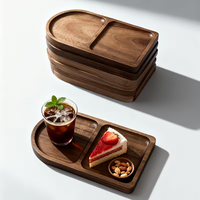 Plateau de service en bois avec compartiments pour collations, accompagnements et assiettes de petit-déjeuner