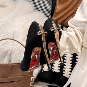 Scarpe da Sposa di Alta Qualità 2026 Nuove in Stile Coreano con Punta Affusolata in Pelle Verniciata Scavata e Tacco a Spillo Sottile da 10 cm in Metallo - Product Image 1
